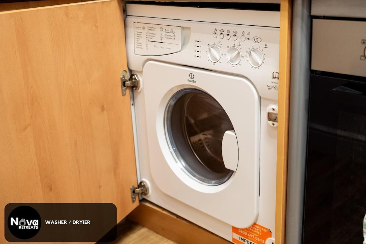 Central, Spacious Stays, Secure Parking *