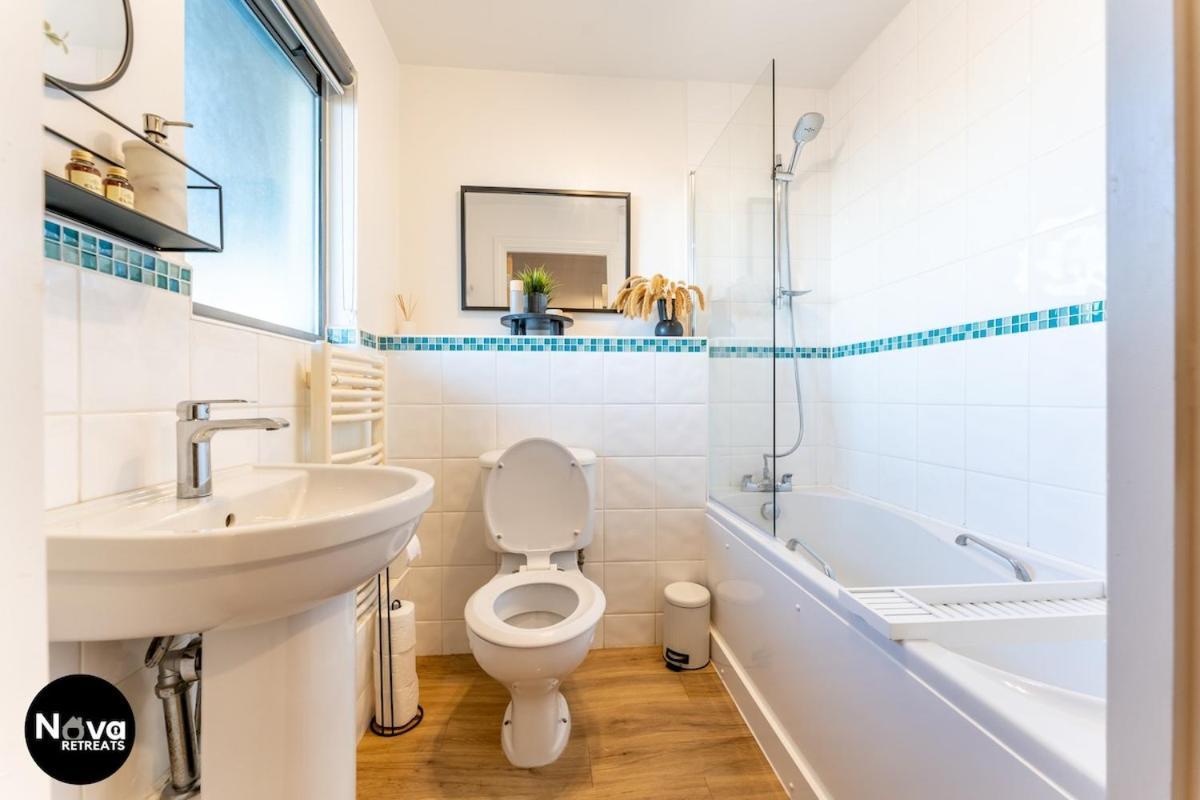 Apartment Central, Spacious Stays, Secure Parking *
