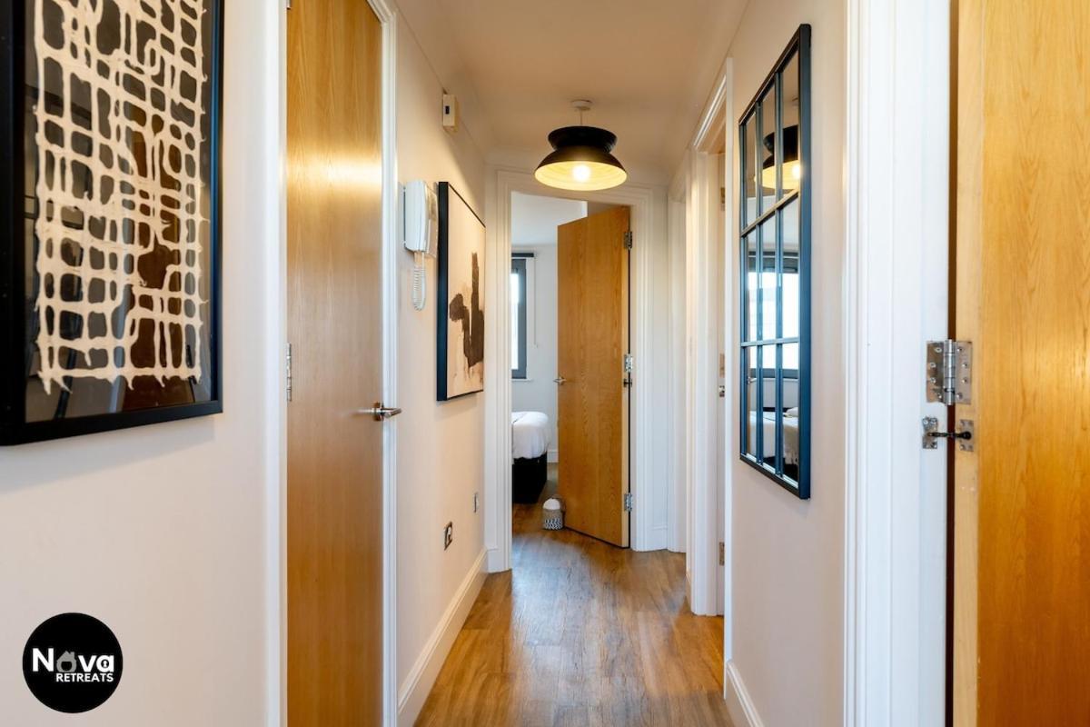 Central, Spacious Stays, Secure Parking Apartment *