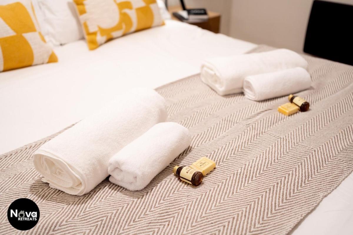 Central, Spacious Stays, Secure Parking Apartment *